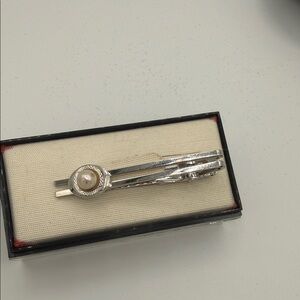 VTG Elegant Silver tone Tie Clip with Culture Pearl Accent